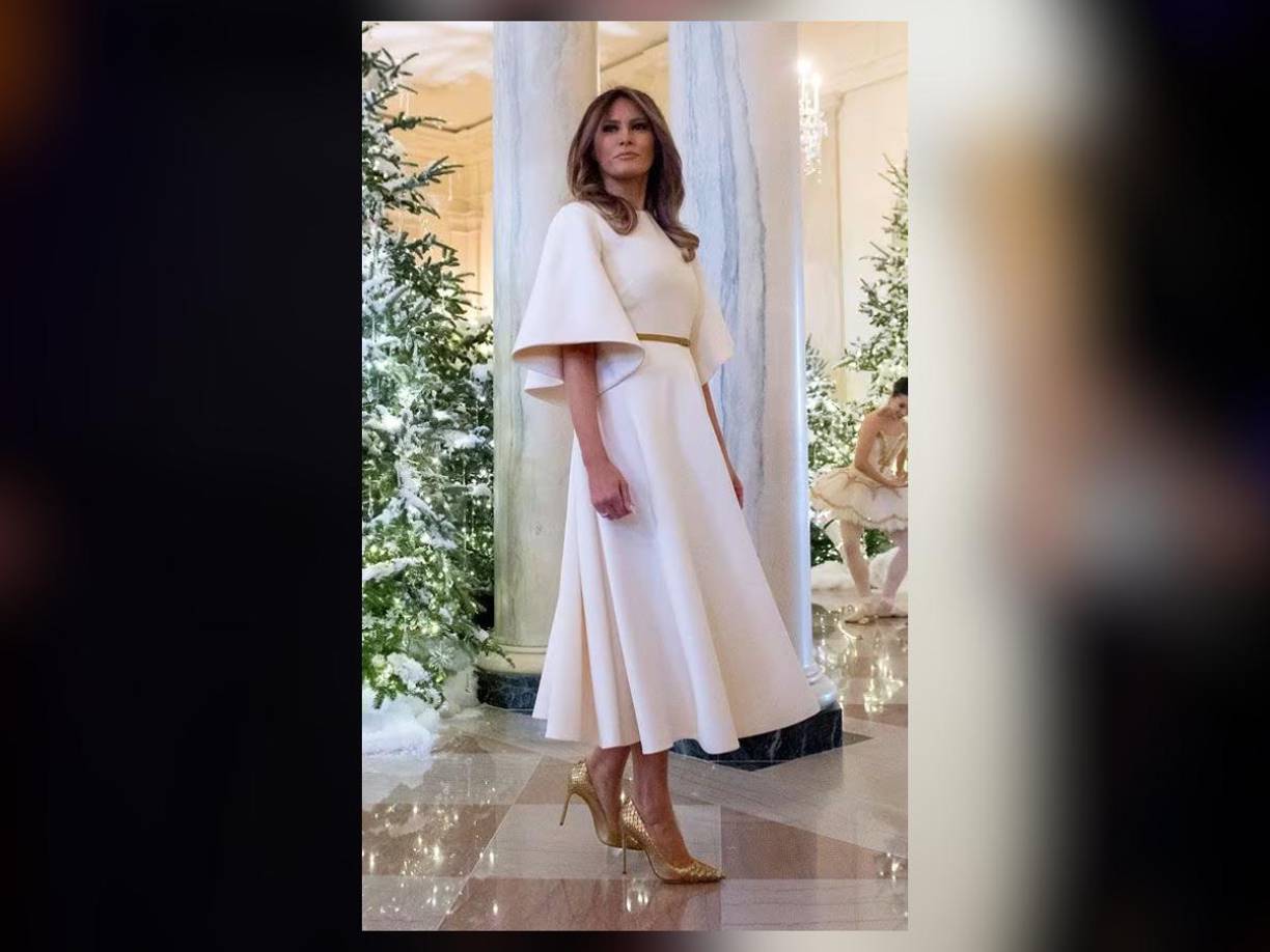 El icónico “vestido de ángel” de Melania, de marca Dior, usado para la decoración navideña de la Casa Blanca, este mismo lo utilizó en su viaje a Japón, color azul marino.