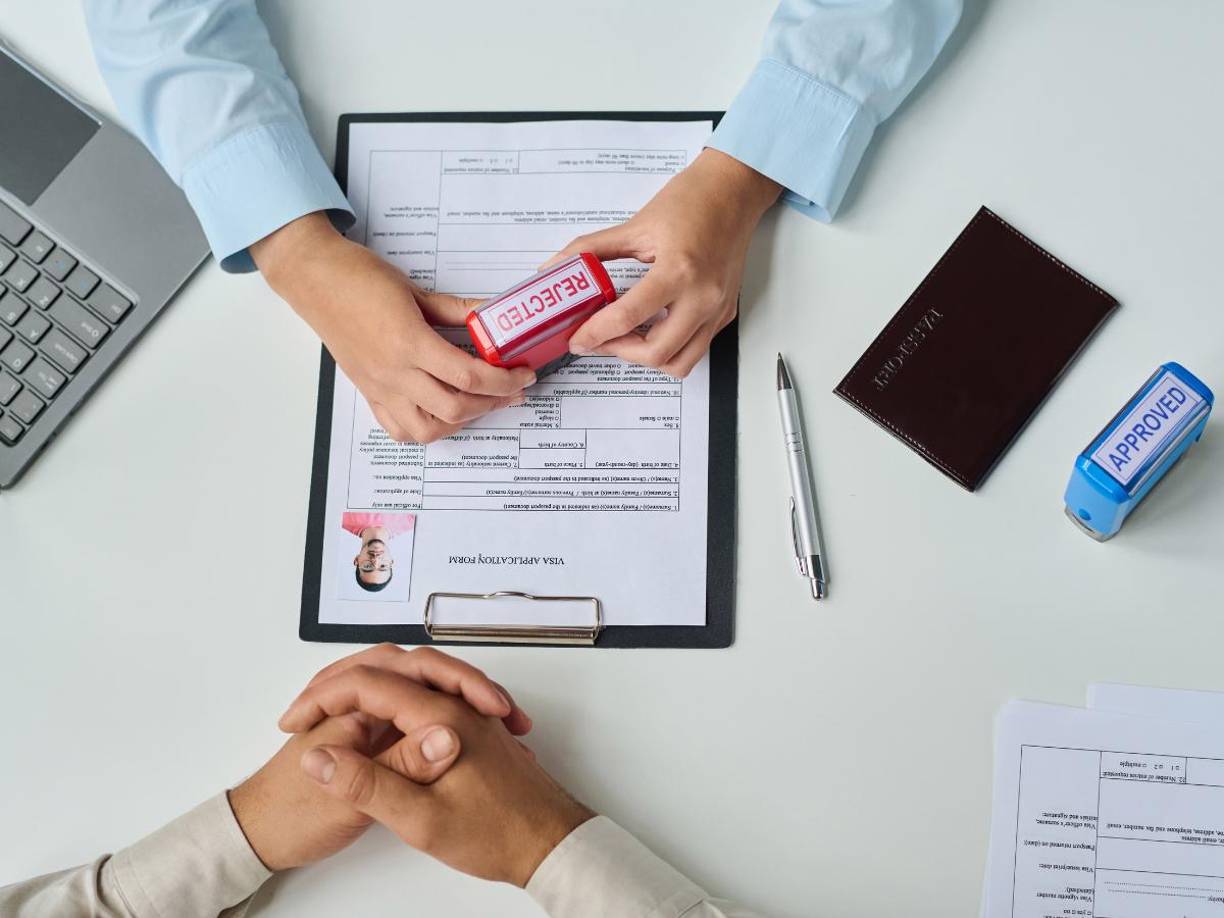 Las citas para la visa H-2 se solicitan en la página web <a rel="nofollow noopener noreferrer" href="https://ais.usvisa-info.com/" target="_blank">ais.usvisa-info.com</a>. Esta página web permite a los solicitantes y peticionarios programar sus citas, añadir sustitutos, y cambiar las fechas de entrevista, de ser necesario.