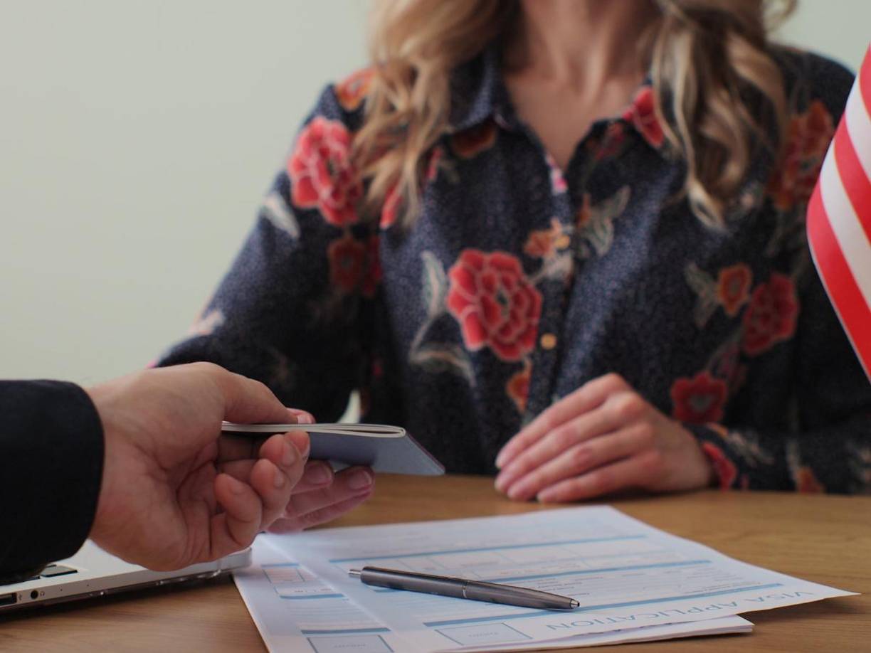 Para los solicitantes, permanecer en los Estados Unidos más allá del tiempo autorizado podría afectar negativamente las futuras solicitudes de visa. Los empleadores deben asegurarse de que sus trabajadores cumplan estrictamente con las fechas AUD asignadas.