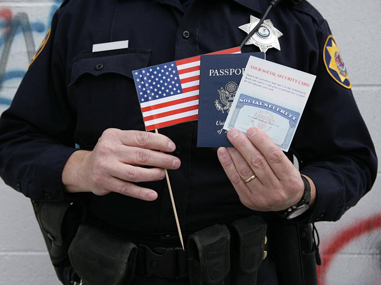 La persona será arrestada con una orden de detención por hasta 48 horas adicionales para dar tiempo a que los agentes de ICE vengan y la detengan.