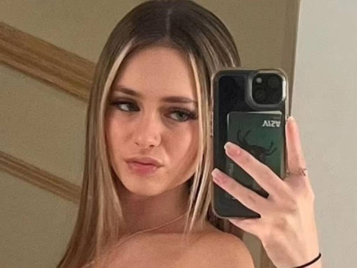 Ella y su madre Kerrie ahora están creando conciencia en las redes sociales sobre los signos de la meningitis después de que los médicos creen que podría haberla contraído por “compartir bebidas, un vaporizador o besarse”