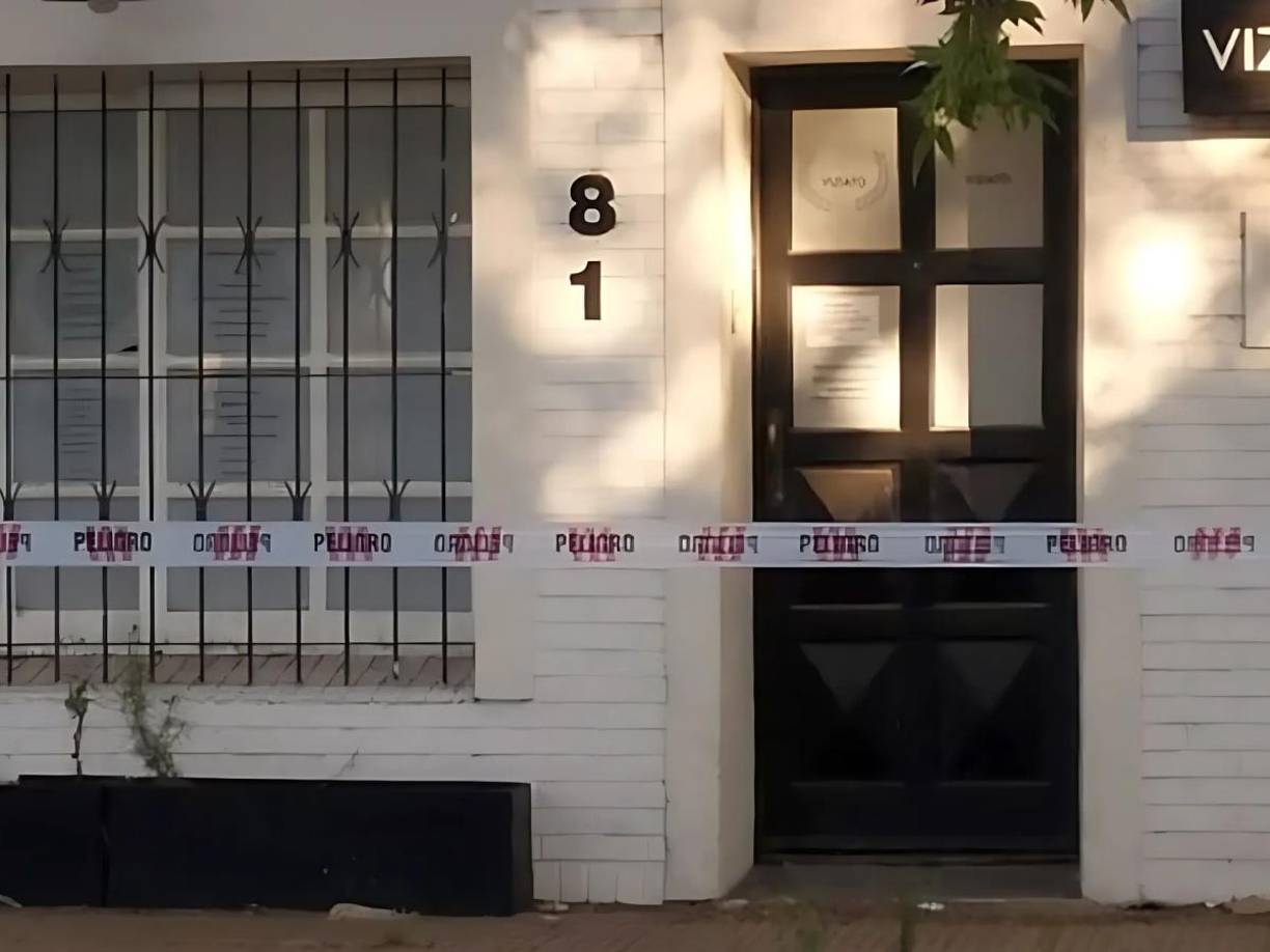 No obstante, meses después lo vecinos reportaron malos olores provenientes de su hogar y el ruido de sus mascotas. 