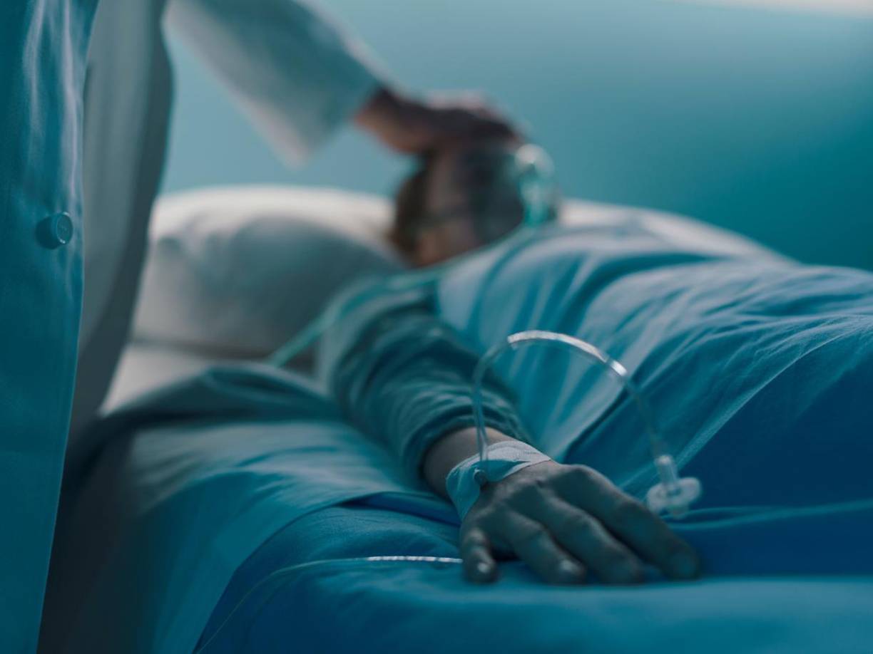 En el ataque, la mujer fallecida sufrió quemaduras graves en áreas sensibles del cuerpo y fue trasladada al Hospital Castro Rendón. Su sobrina, también lesionada, recibió atención médica en el Hospital Bouquet Roldán.