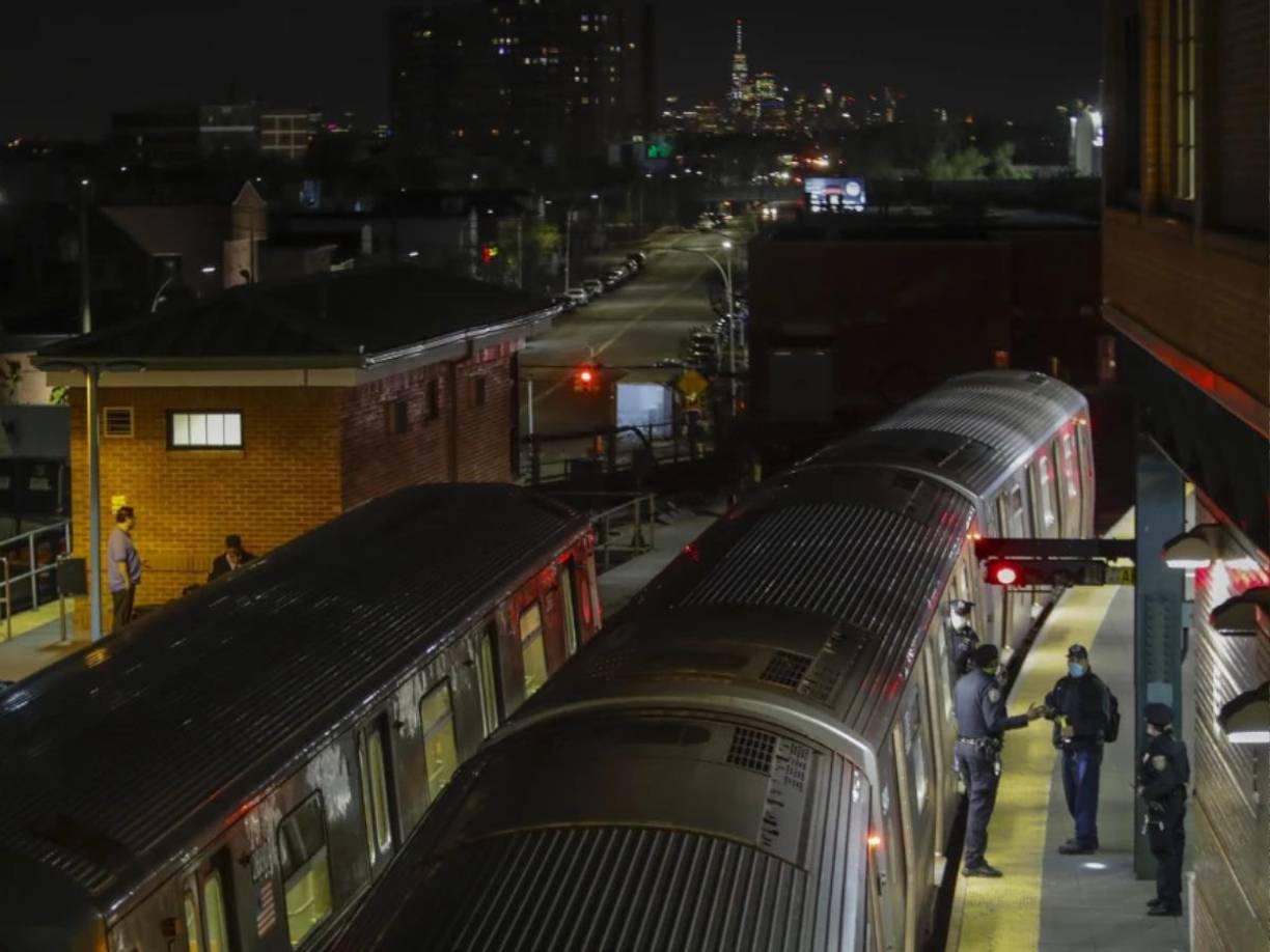 “Cuando el tren entraba en la estación (de Coney Island, sur de la ciudad), el sospechoso caminó tranquilamente hacia la víctima, que se encontraba sentada al fondo de un vagón.