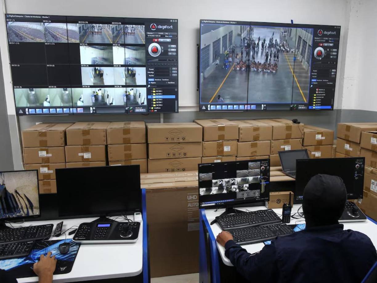 La megacárcel de Bukele, inaugurada en 2023, alberga a más de 40,000 pandilleros bajo estrictas medidas de seguridad. Los reos están privados de visitas familiares, acceso a dispositivos electrónicos y alimentos proteicos. 