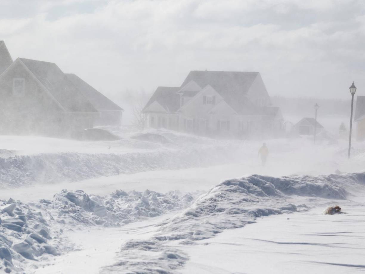 La combinación de bajas temperaturas y fuertes nevadas marca el inicio de un invierno severo en el norte de Estados Unidos