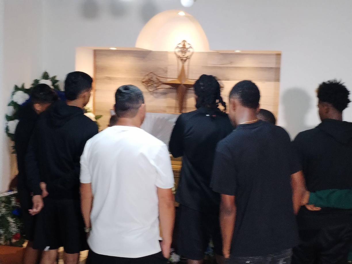 La noticia dejó conmocionados a muchos y luego cumplir con la jornada correspondiente, los jugadores y cuerpo técnico viajaron a La Ceiba para dar el último adiós a su compañero. 