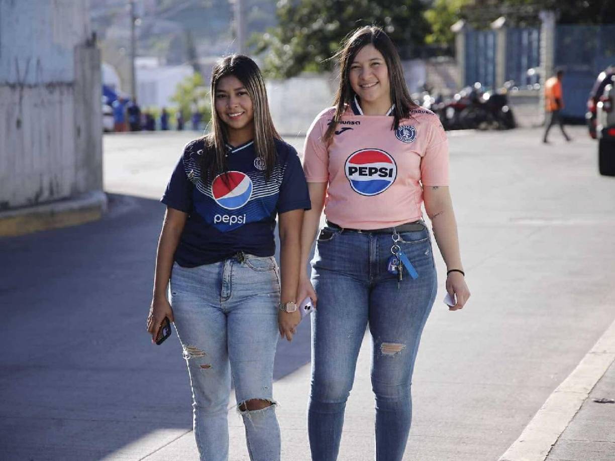 Las chicas aficionadas del Motagua presentes para la semifinal ante los Aurinegros.