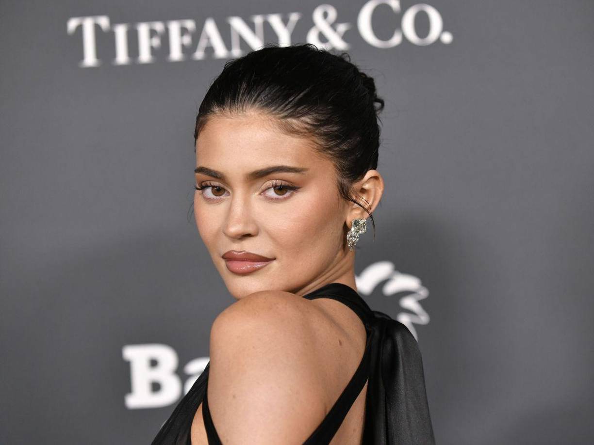 En mayo de 2020, Forbes acusó a Kylie Jenner de “inflar su patrimonio” para “lucir aún más rica”, tras haberla nombrado en abril de ese mismo año como la joven más rica del mundo.