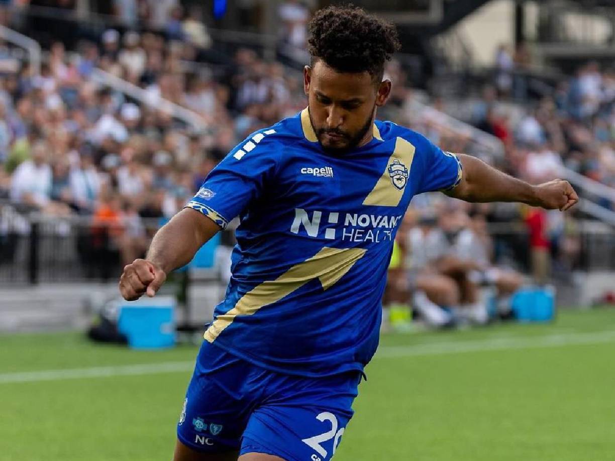 Este delantero es nacido en Nueva York, Estados Unidos, un 29 de octubre de 1997 y actualmente juega con el Charlotte de la USL estadounidense.