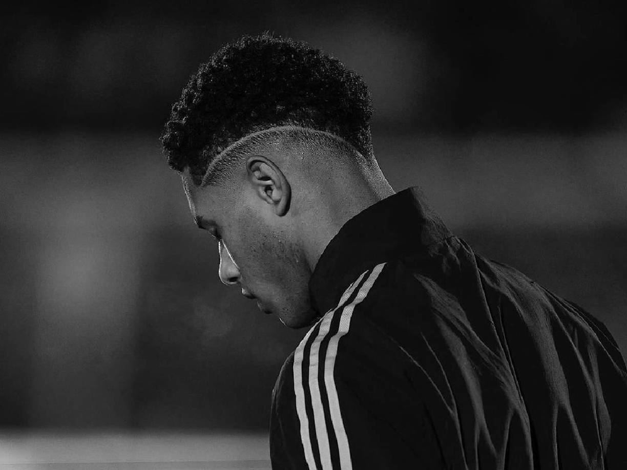 Un detalle que pasaría desapercibido de no ser porque, tras ello, el propio futbolista de 20 años ha descubierto que no es el padre biológico de la niña.