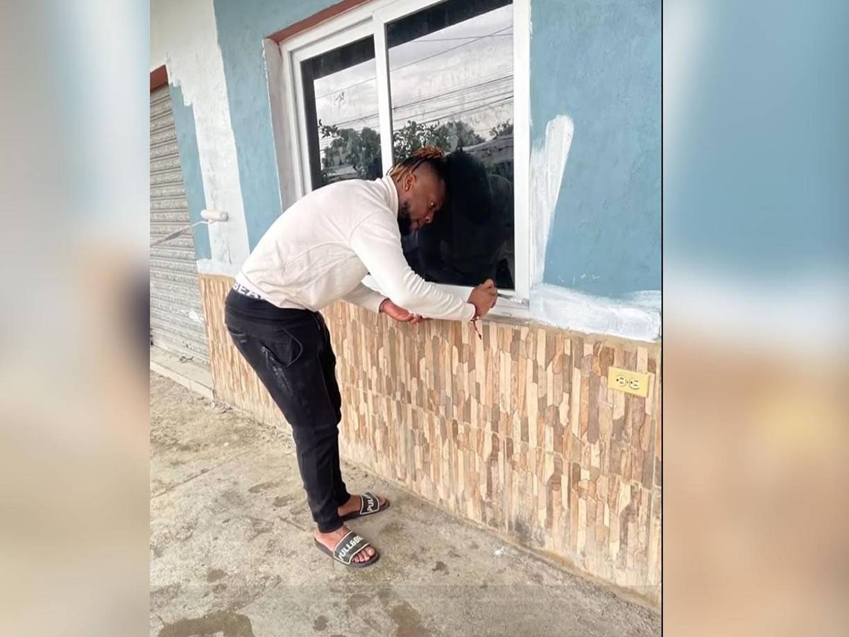 El futbolista sampedrano se puso manos a las obras para abrir este negocio que lo llena de orgullo. 