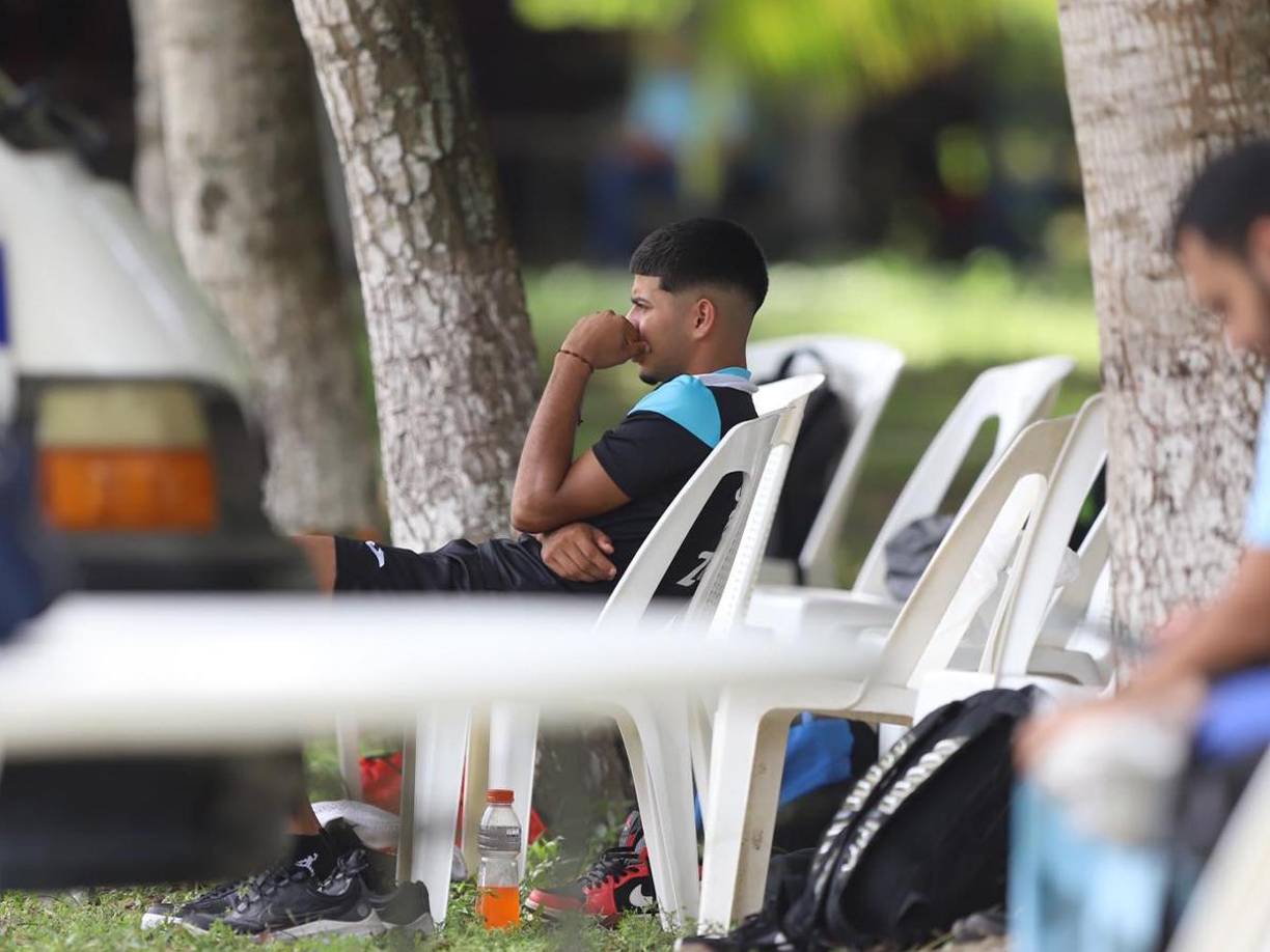 El lateral izquierdo Clever Portillo dio el susto: Se reportó lesionado y como consecuencia no pudo realizar los trabajos con el resto de sus compañeros. 