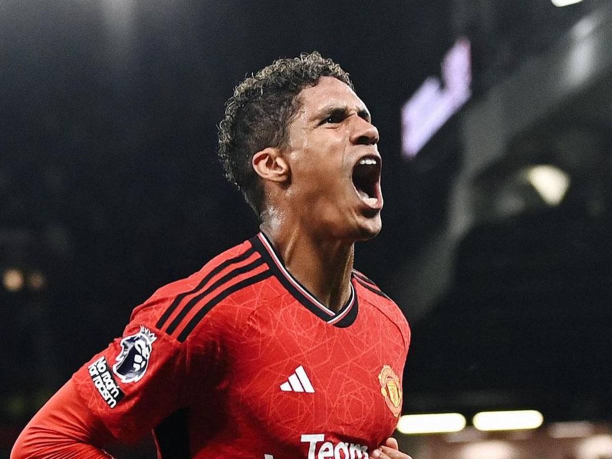 Después de tres años en el Manchester United, Raphael Varane podría volver a cambiar de aires al no sentirse a gusto en el club inglés. Sus opciones, según informan en Inglaterra, pasan por el Bayern de Múnich y un traspaso de 30 millones de euros que el cuadro alemán se estaría pensando muy mucho.
