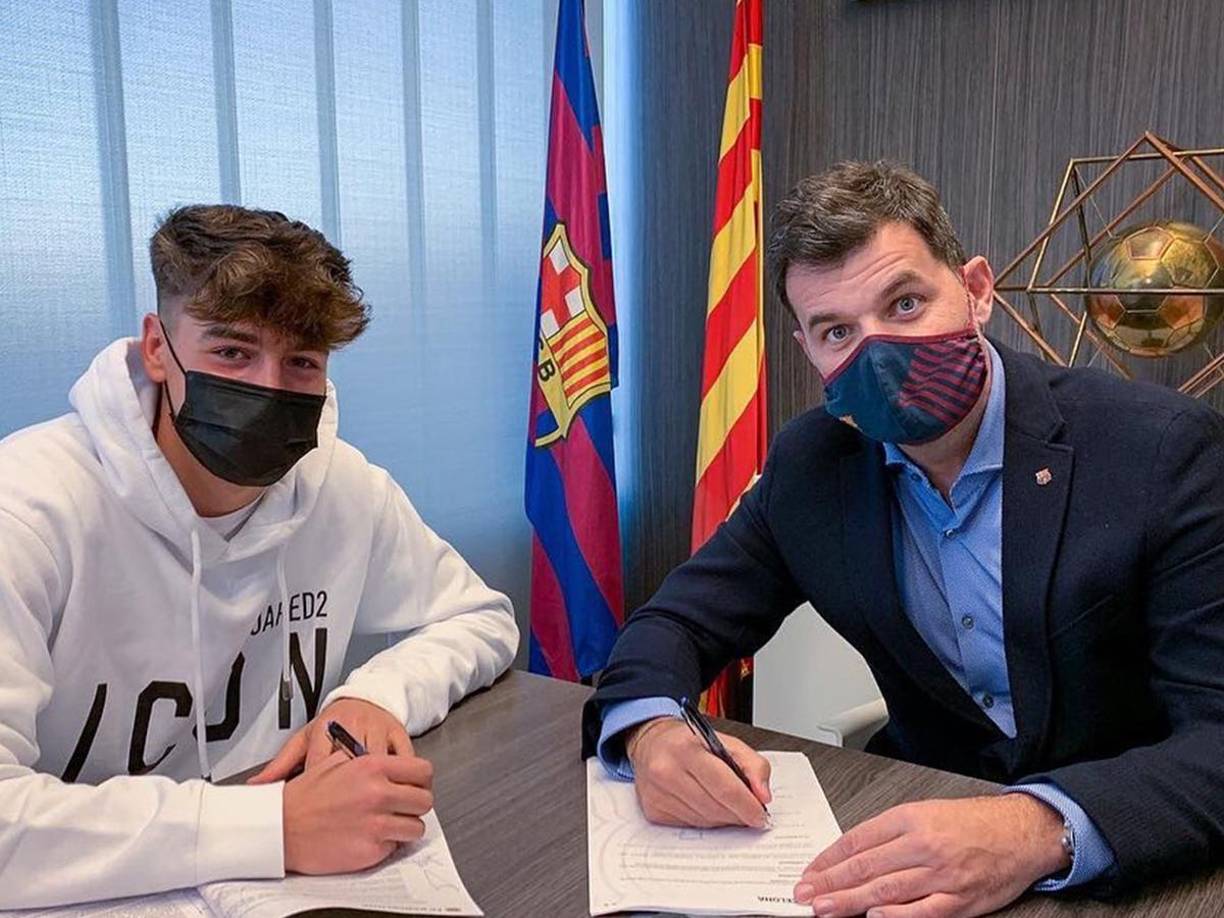 En el 2020 firmó su primer contrato con el Barcelona. 