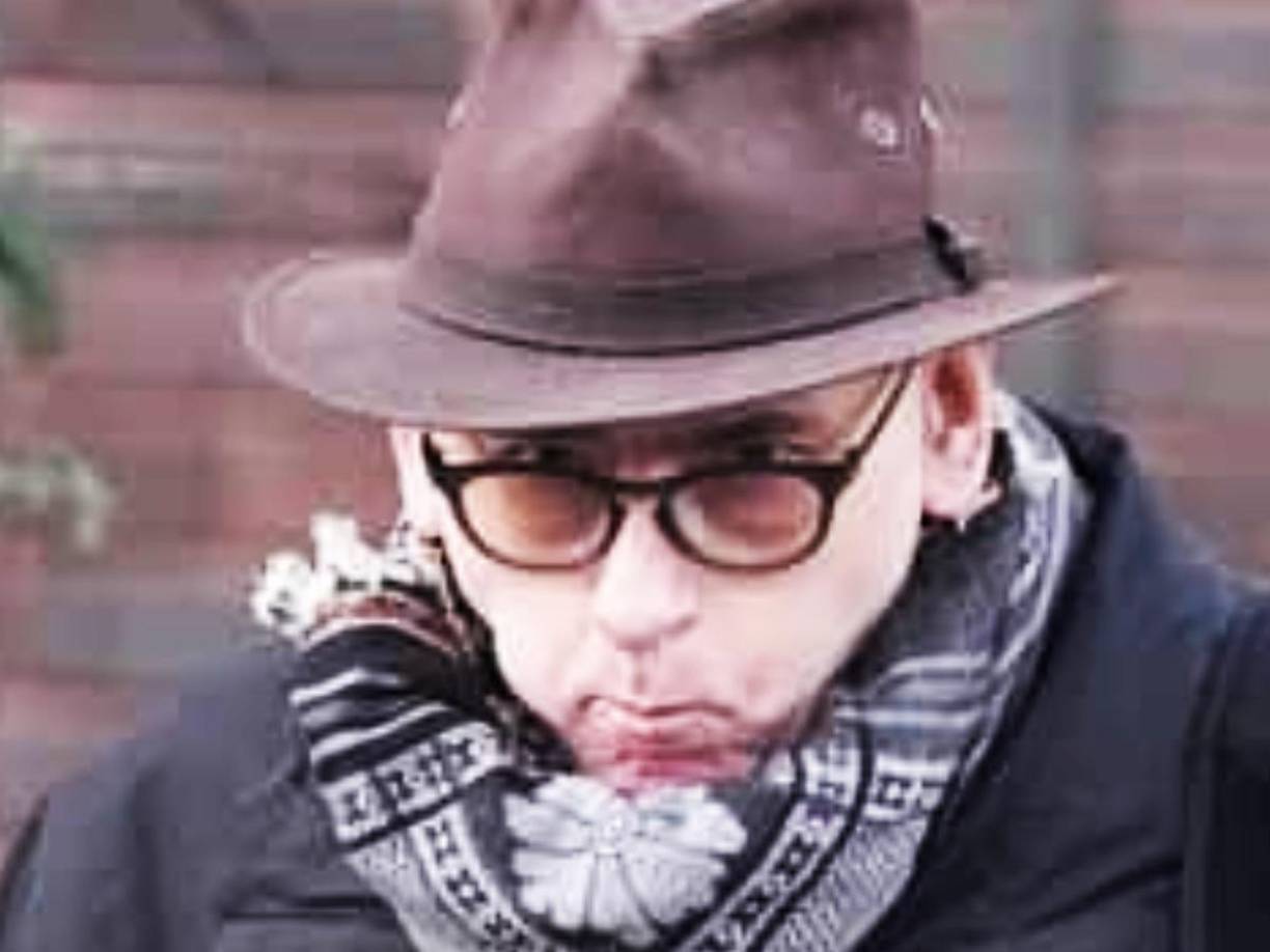 El religioso fue capturado en 2020 tras ser rastreado. Hoy salen a la luz las prácticas que difundía en internet. David Renshaw pidió en alguna ocasión a uno de los pedófilos con los que habla en línea que ofreciera a su hijo de 3 años de edad en sacrificio para ser entregado a Satanás.