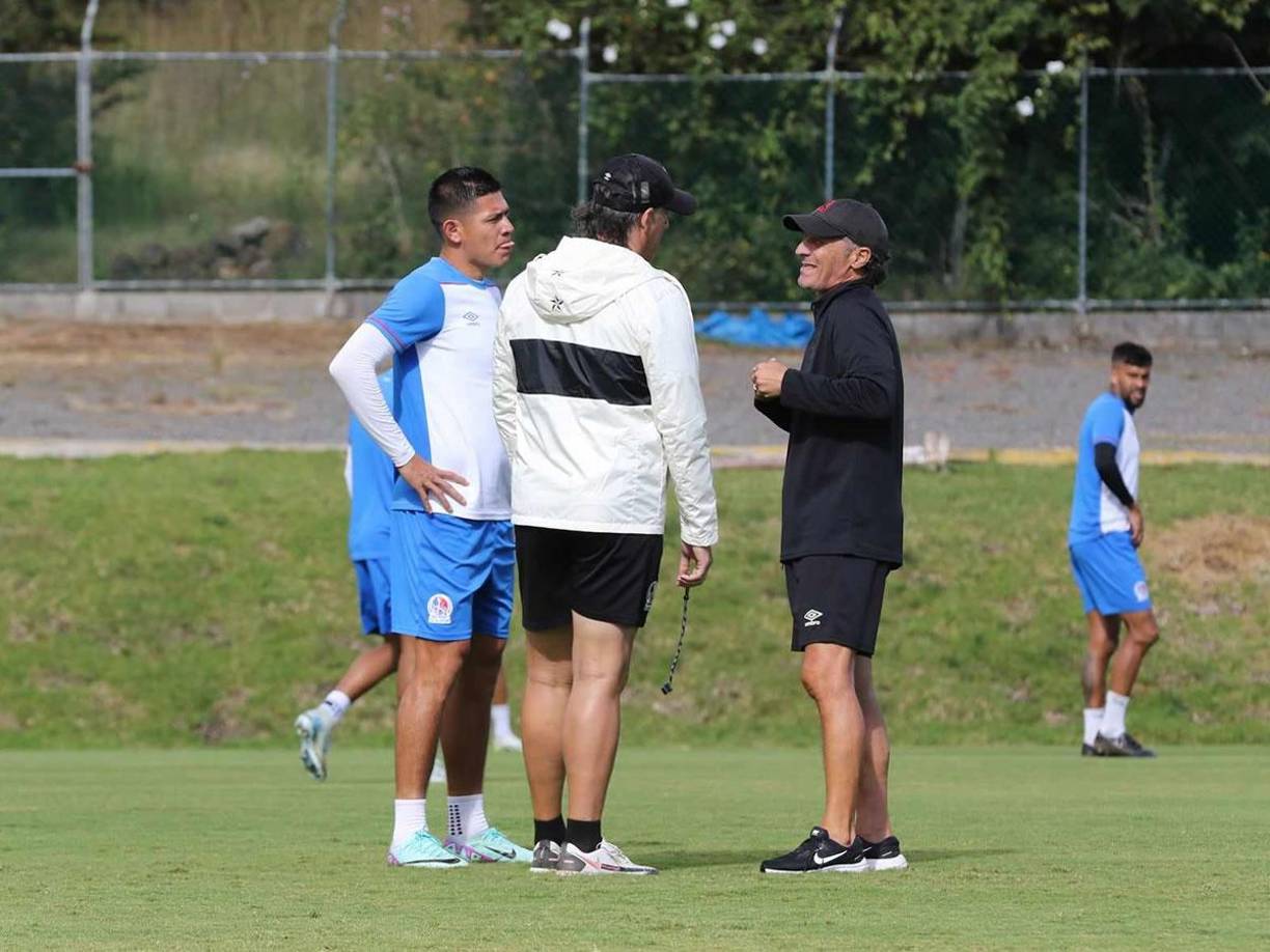 Una de las extensas charlas que tuvo Pedro Troglio y el asistente técnico Gustavo Reggi fue con el defensor Jonathan Paz, titular en el Torneo Apertura 2024.