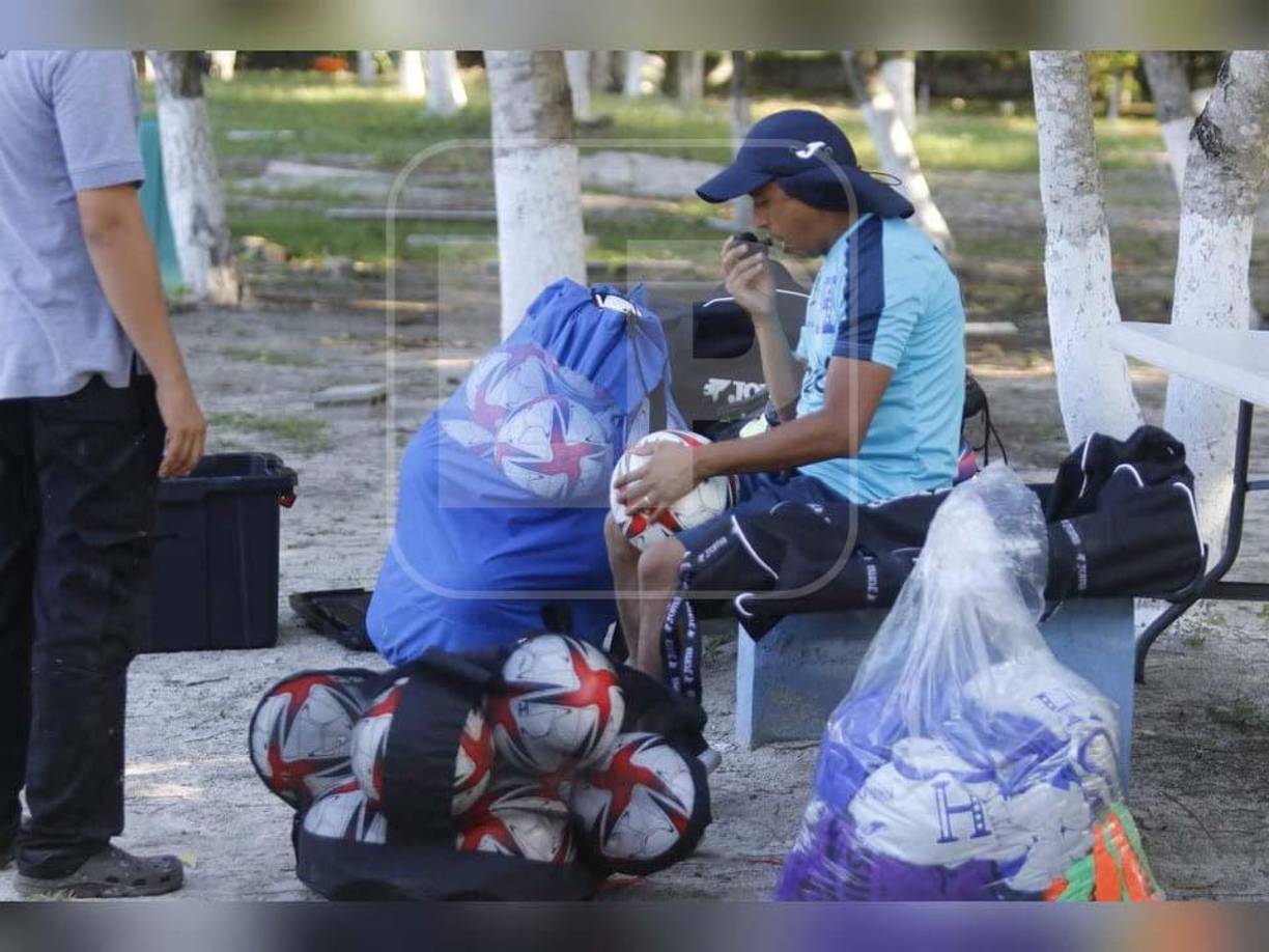 Utileros de la selección hondureña en el momento que inflaban los balones con los que realizaron la práctica los jugadores de la H.