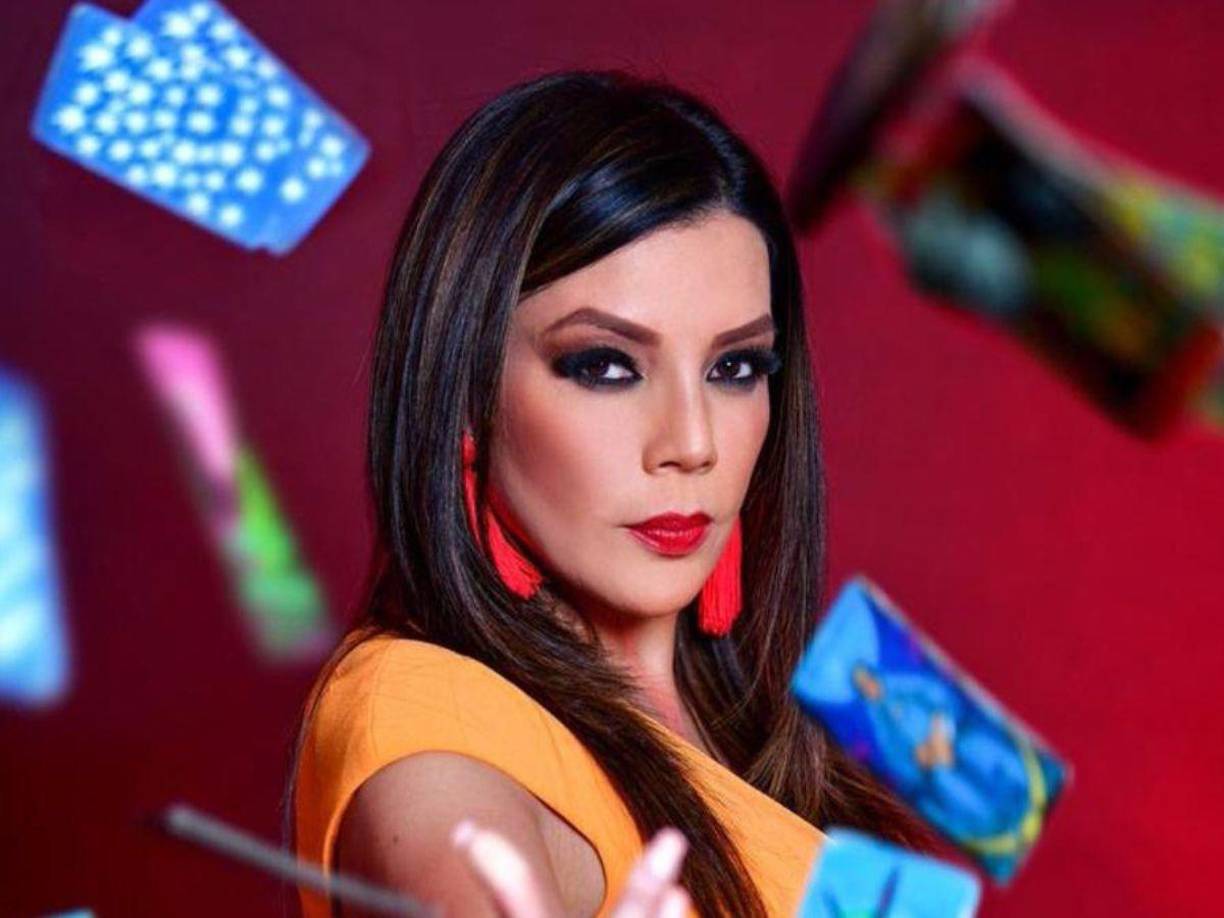 “Yo veo que Luis Miguel está muerto hace mucho tiempo. Desde principios del año 2000 las cartas ya lo figuraban como muerto. Incluso las cartas señalan que ha sido suplantado muchísimas veces y que el Luis Miguel de los ochentas fue asesinado por un grupo de tres hombres, especialmente por un emperador, lo que significa un político u hombre con poder que ordenó matarlo de forma violenta”.