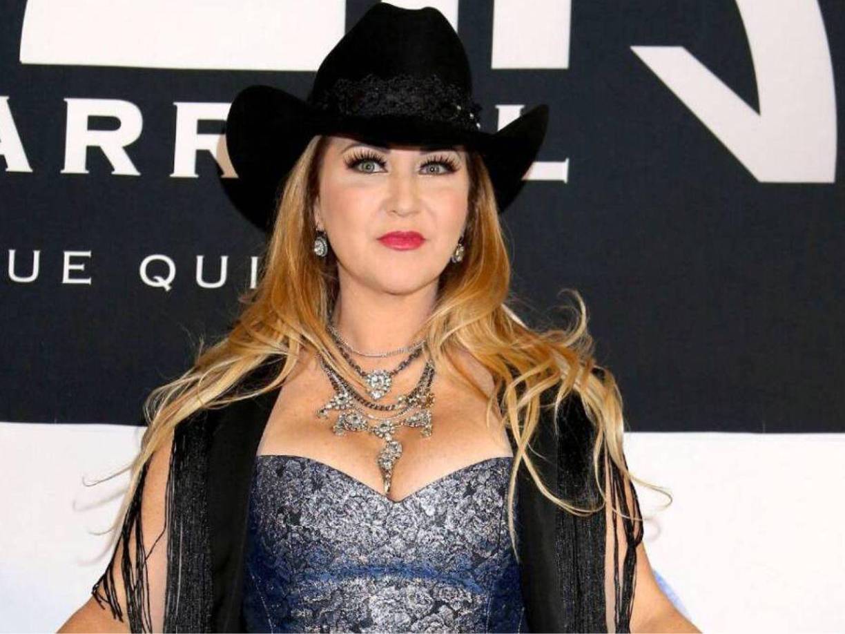 Ante ello, la intérprete de “Te quedó grande la yegua” no dudó en responder a sus detractores de manera frontal. “Ya estoy en una edad en la que, de verdad, ya no me importa eso”, advirtió Villarreal a los medios de comunicación. “Ya me cansé de estar a dieta, ya me cansé de hacer todo tipo de ejercicio”.