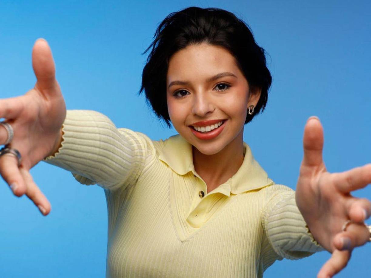 Se confirmó que la cantante Ángela Aguilar se tatuó las iniciales de su pareja, el cantante Christian Nodal, en un estudio de tatuajes en Roma.