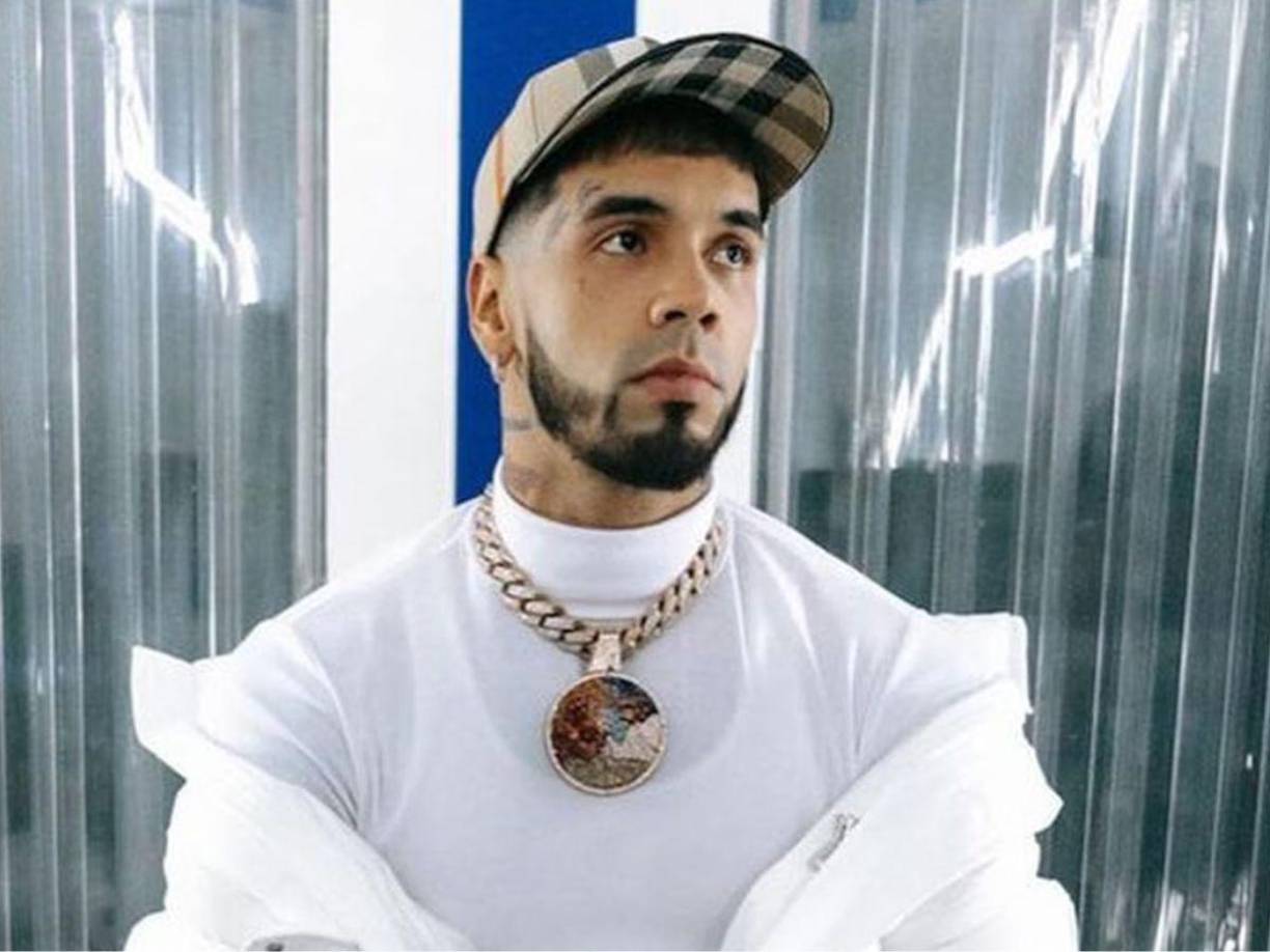 En los últimos años, la carrera de Anuel AA ha crecido como uno de los exponentes urbanos más conocidos en el mundo del reguetón. Sin embargo, sus logros profesionales contrastan con una realidad personal marcada por la controversia.