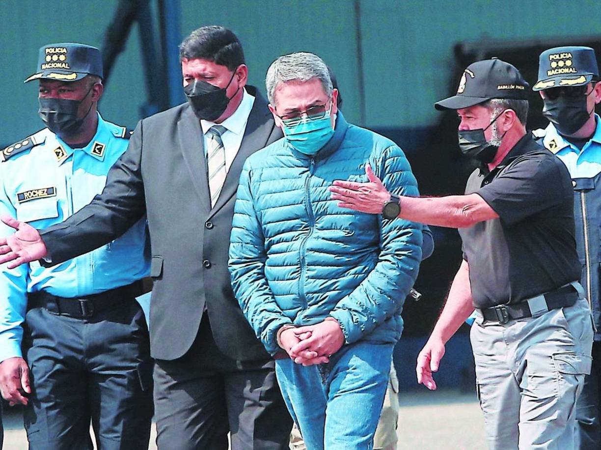 “Estamos todavía en la etapa de la presentación de pruebas. Las están dando en etapas, simplemente porque el volumen es bastante grande en un caso como estos. El problema es lo que está obstaculizando el proceso de revisión nuestra entre el presidente y yo es la falta de información clasificada”, informó el togado.