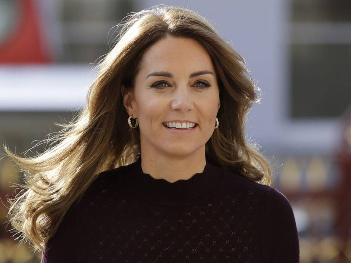 Su nombre es Catherine Elizabeth Middleton, más conocida como Kate Middleton, nació en la ciudad británica de Reading, entre Londres y Oxford, en una familia de clase media. Es la mayor de tres hermanos (dos mujeres y un varón). Su madre era azafata y su padre, un despachador de vuelos.