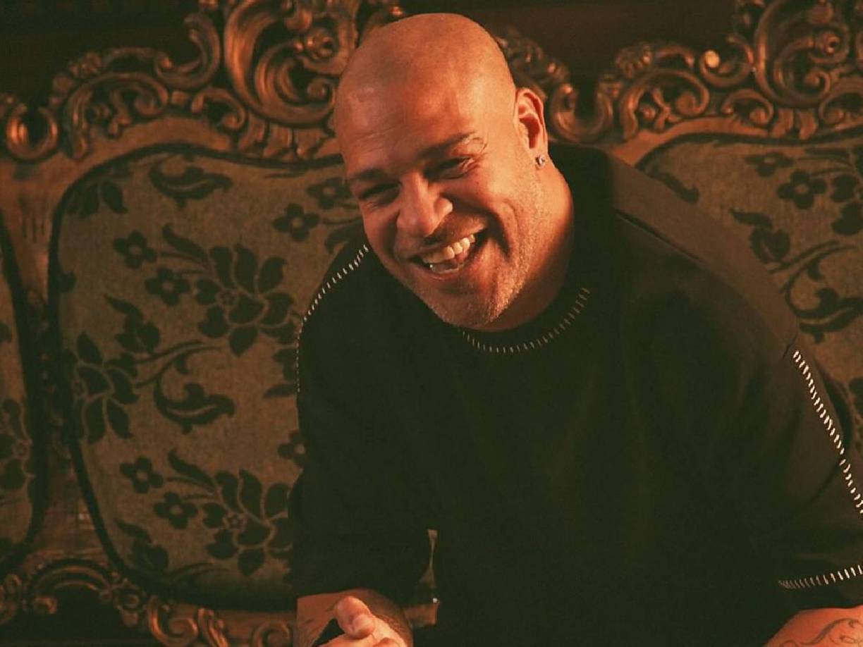 Ahora, Adriano ha causado revuelo en las redes sociales al viralizarse su imagen tomando alcohol en las calles de Brasil.