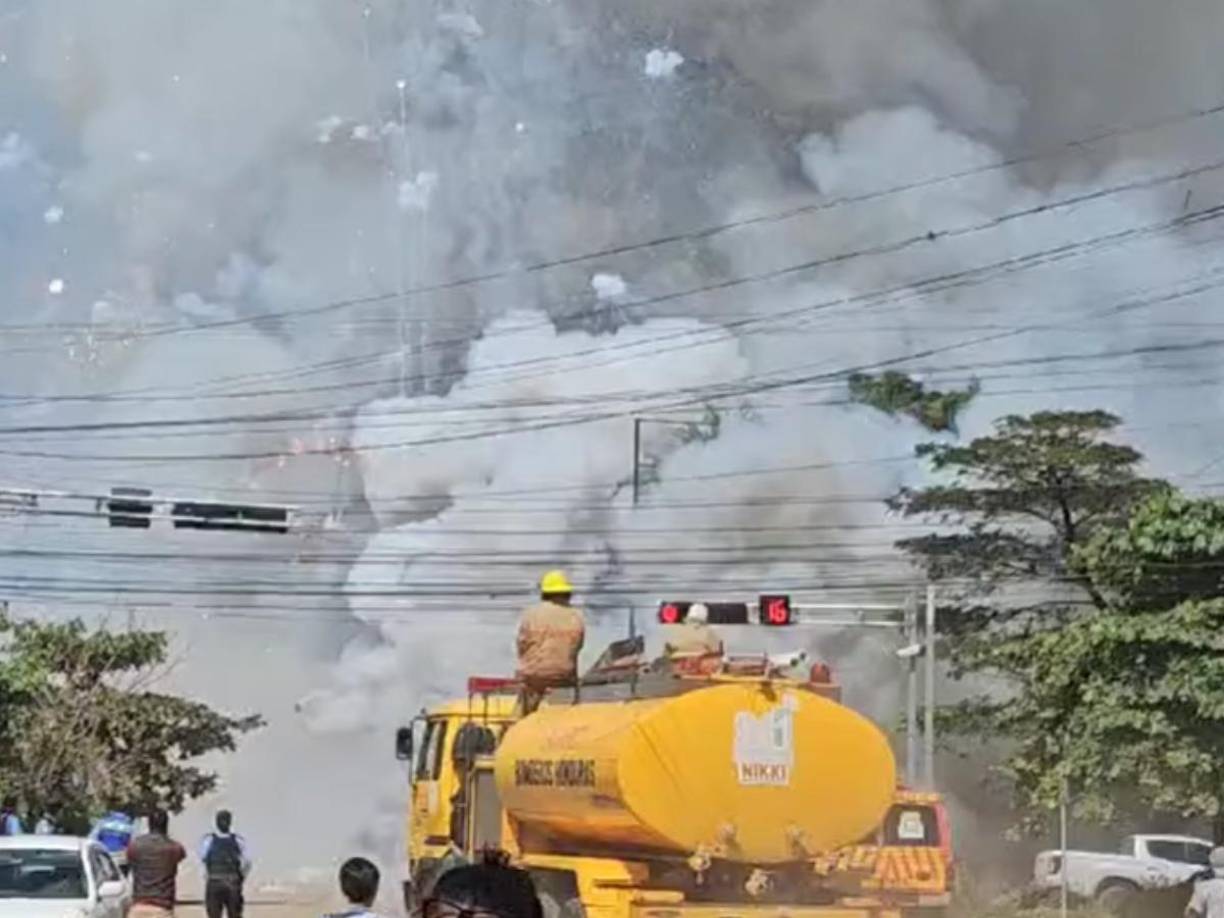 Hasta el lugar llegaron los elementos del Cuerpo de Bomberos a apagar el fuego.