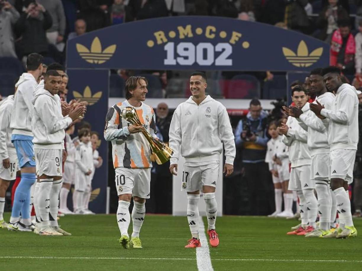 Un ofrecimiento que se produjo después de que los futbolistas del Sevilla hicieran un pasillo a los del Real Madrid como reconocimiento por el título conquistado.