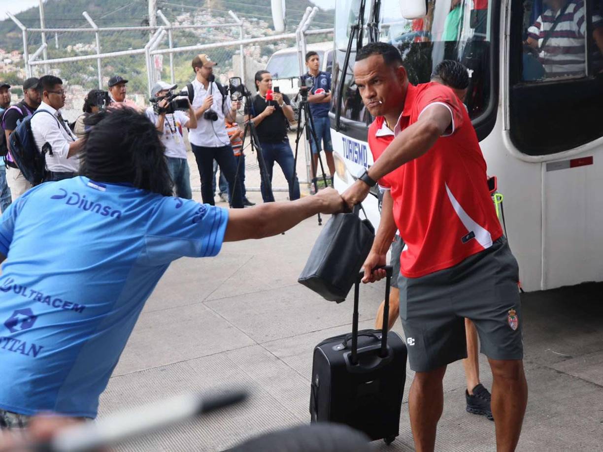 Rony Martínez, figura de la Real Sociedad, fue saludado por aficionados del Motagua.