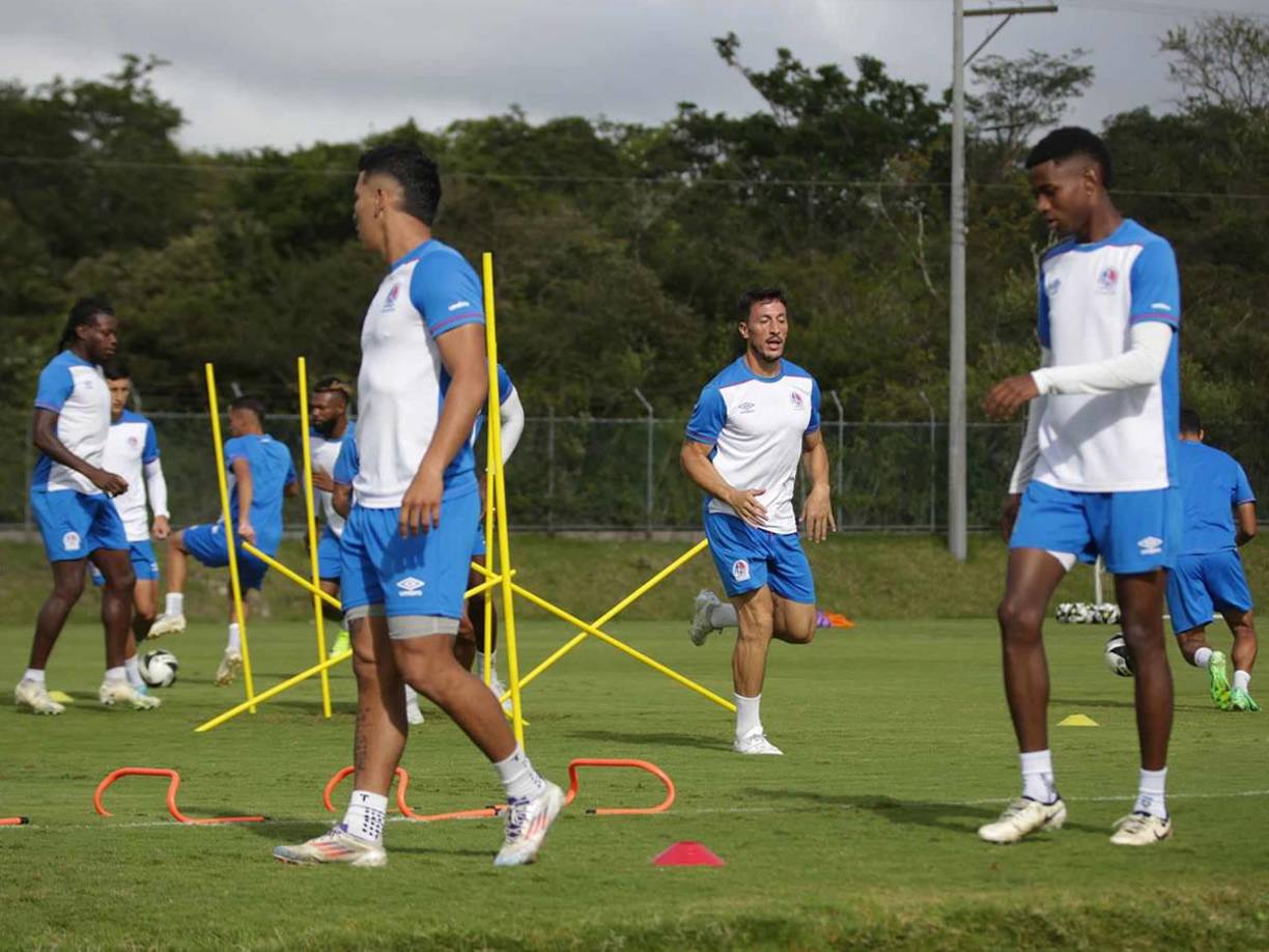 ¿Se llevará algún jugador de la plantilla a Argentina?, le preguntaron a Pedro Troglio. ”Jugadores para llevarse hay un montón, no es que vamos a llevar a todo Olimpia. Lo que si hay que explicarle al fútbol argentino que los hondureños son buenos”, respondió.