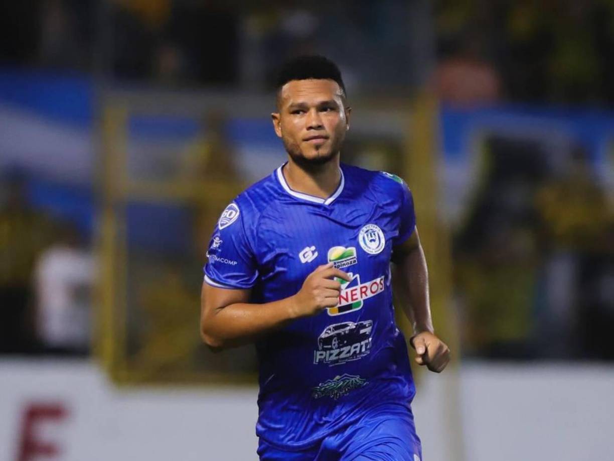 El panameño Rolando Blackburn anotó 10 goles en su primer torneo en Honduras con el Victoria y habló sobre su futuro, tiene seis de contrato, pero existiría una cláusula de salida: “tenemos que sentarnos y ver qué va a pasar, esperemos en los próximos días. Yo tengo contrato”.