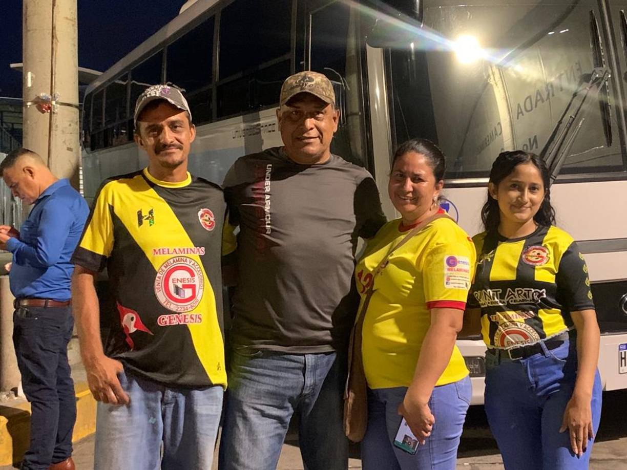 Un grupo de aficionados se hizo presente en el Estadio Nacional para darle apoyo al equipo de Comayagua. 