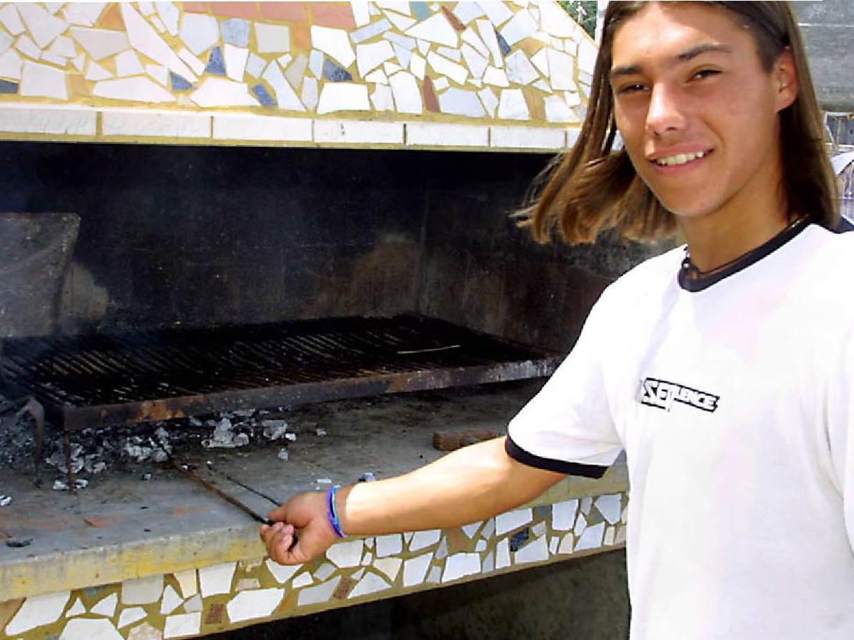En el primer balón que tocó, puso un centro y notó que algo iba mal. Se rompió, que suele decirse en el fútbol. A partir de ahí, regresó a Argentina y pasó por River, Rosario Central y Chacarita.