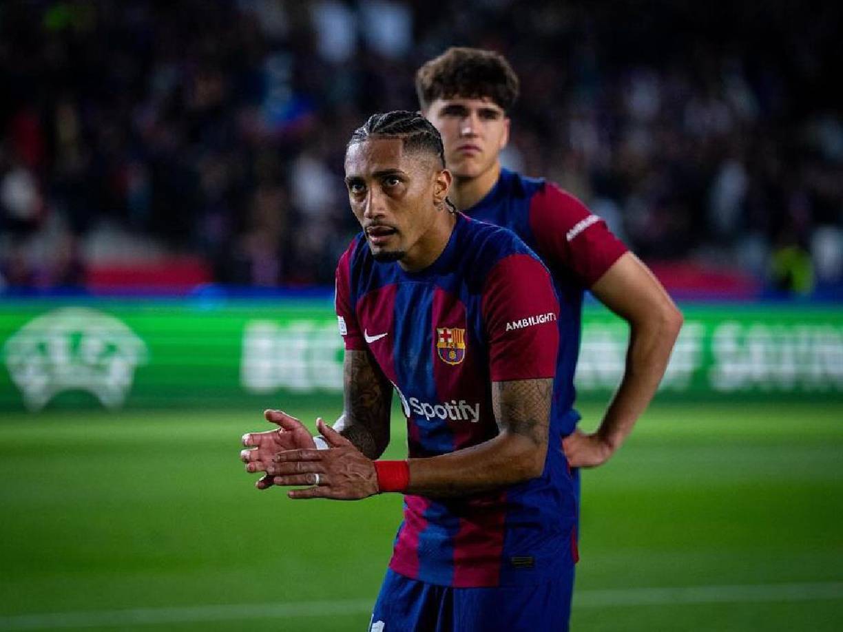 Mundo Deportivo informa que el Barcelona podría hacer caja con la venta de Raphinha. El citado medio asegura que uno de “los clubes más poderosos de Arabia Saudita está dispuesto a pagar hasta 100 millones de euros” por su fichaje.