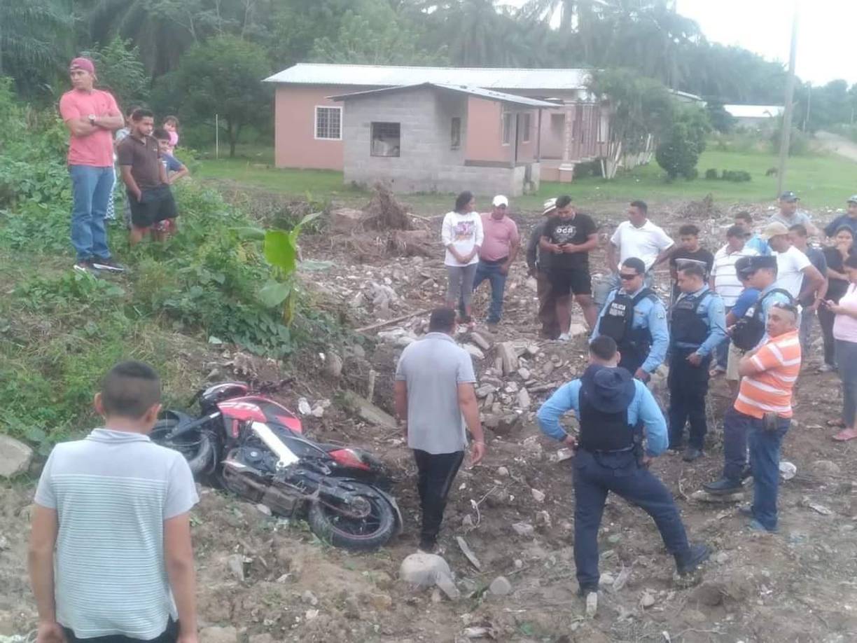 La motocicleta de Dago, una Pulsar NS200, quedó siniestrada a orilla de la carretera. 
