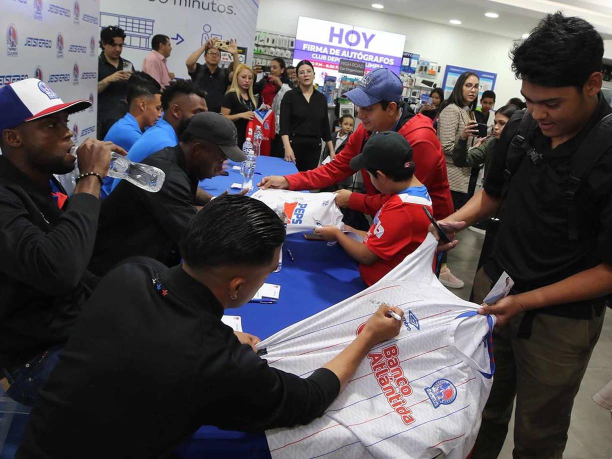 La cantidad de personas fue tal que se tuvieron que formar dos filas: una en el interior del local y otra en el exterior. Cada uno de ellos esperaba su turno con mucha ilusión.