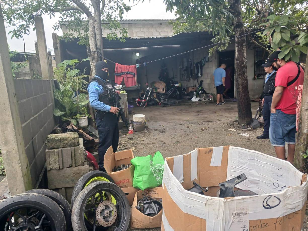 Tras semanas de investigaciones y seguimiento, los agentes de la DPI intervinieron en el lugar, donde encontraron más de 50 piezas de motocicletas de distintas marcas y modelos, muchas de las cuales están asociadas con denuncias previas de robo. 