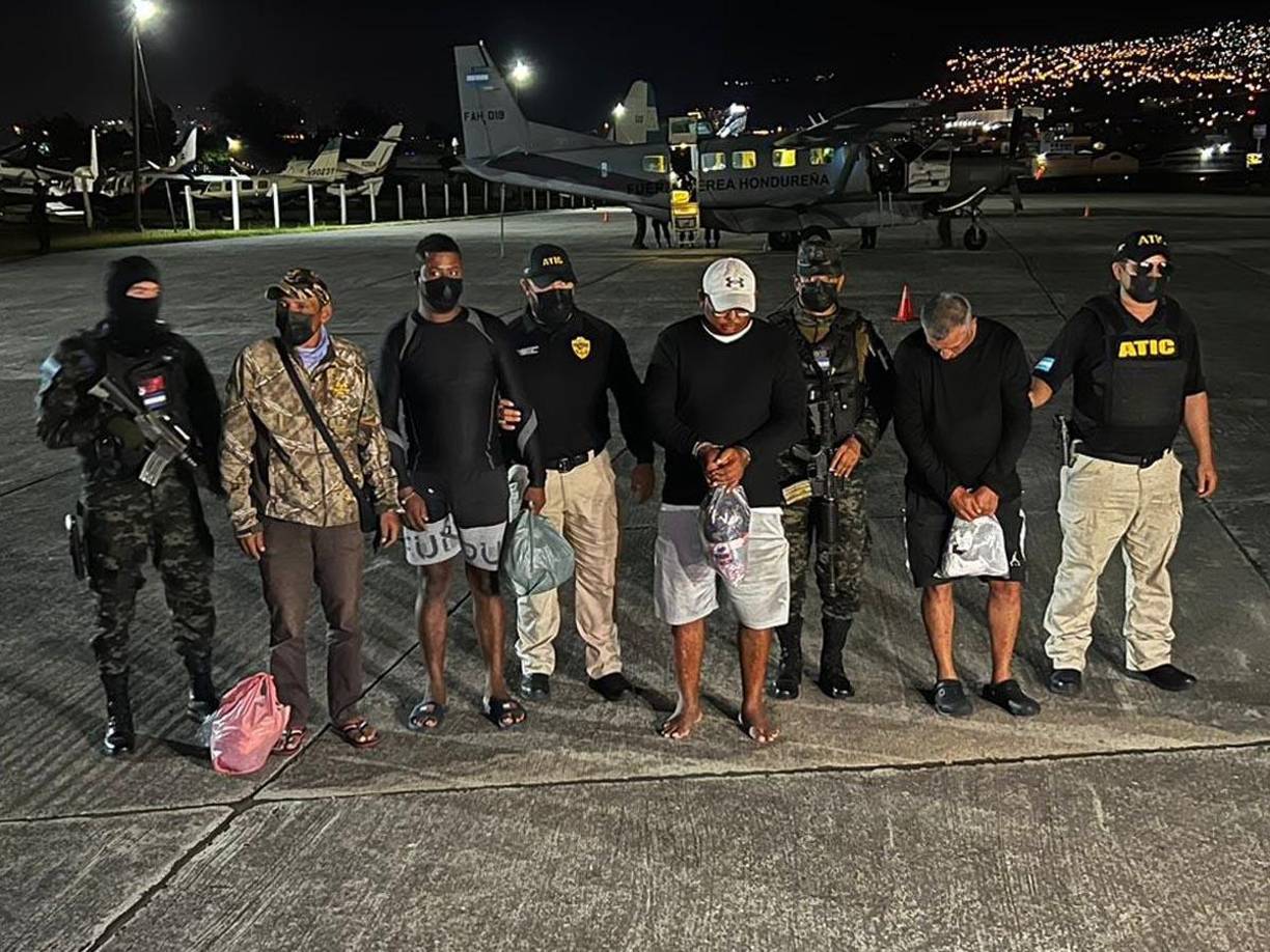 Los seis detenidos y el cargamento de droga fueron trasladados vía aérea a la capital para continuar con el proceso judicial que establece la ley.