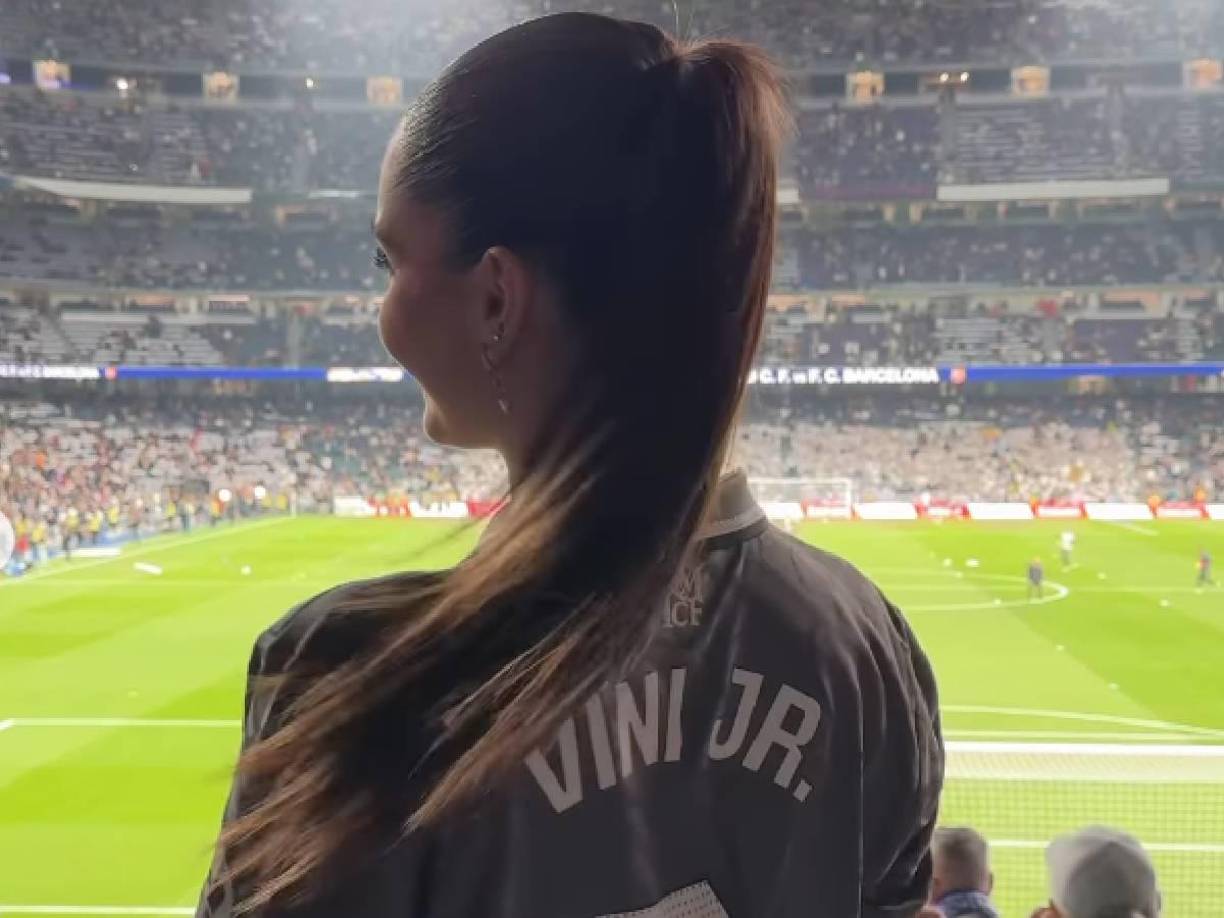 Además, fue vista en el Santiago Bernabéu en el clásico con la camisa del ‘7’ y junto a los amigos del futbolista, lo cual hizo saltar todas las alarmas de su posible relación.