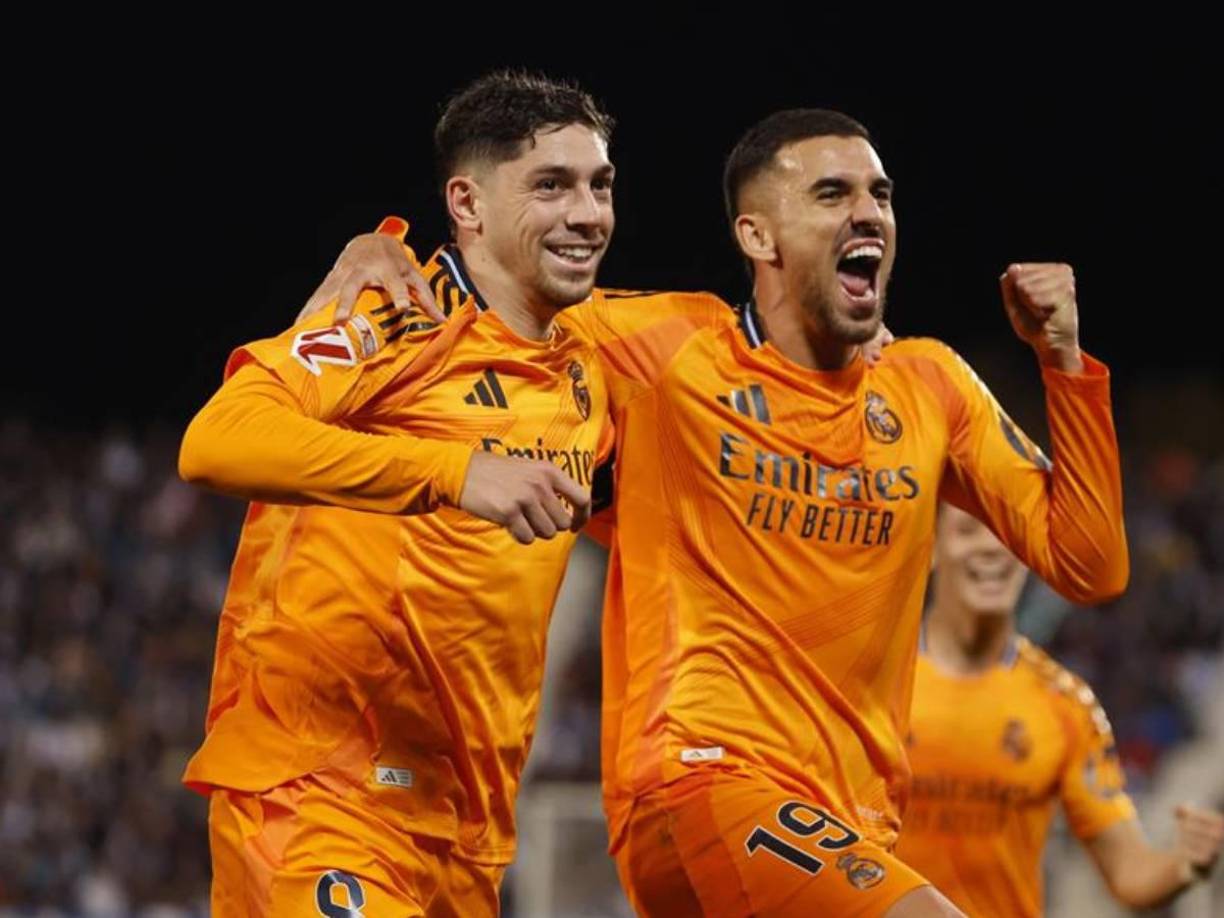 Fede Valverde celebrando su golazo de tiro libre con Dani Ceballos que fue otra de las novedades en el 11 titular del Real Madrid ante Leganés. 