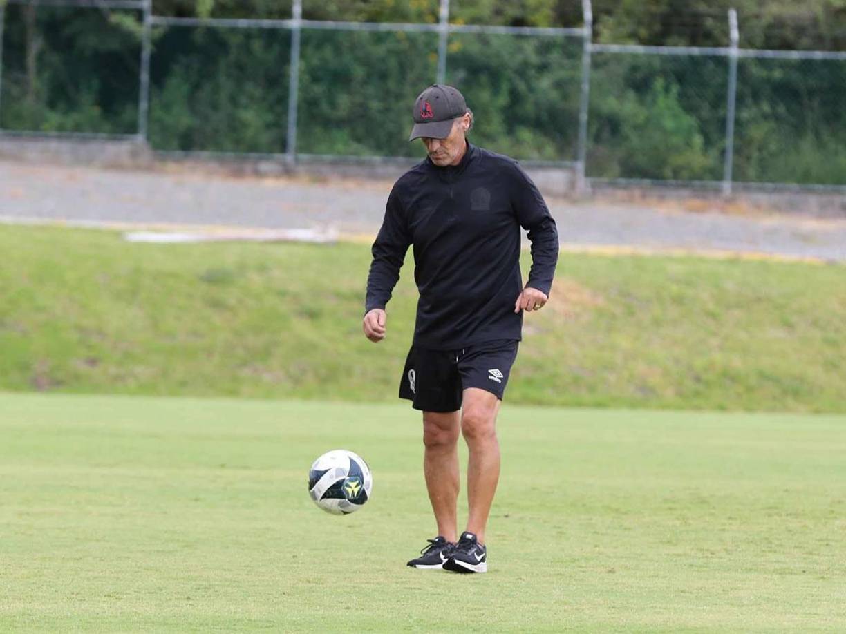 De repente Pedro Troglio volvió a sacar sus dotes con el balón, recordando su trayectoria como futbolista, y sorprendió a todos en el entrenamiento del Olimpia.