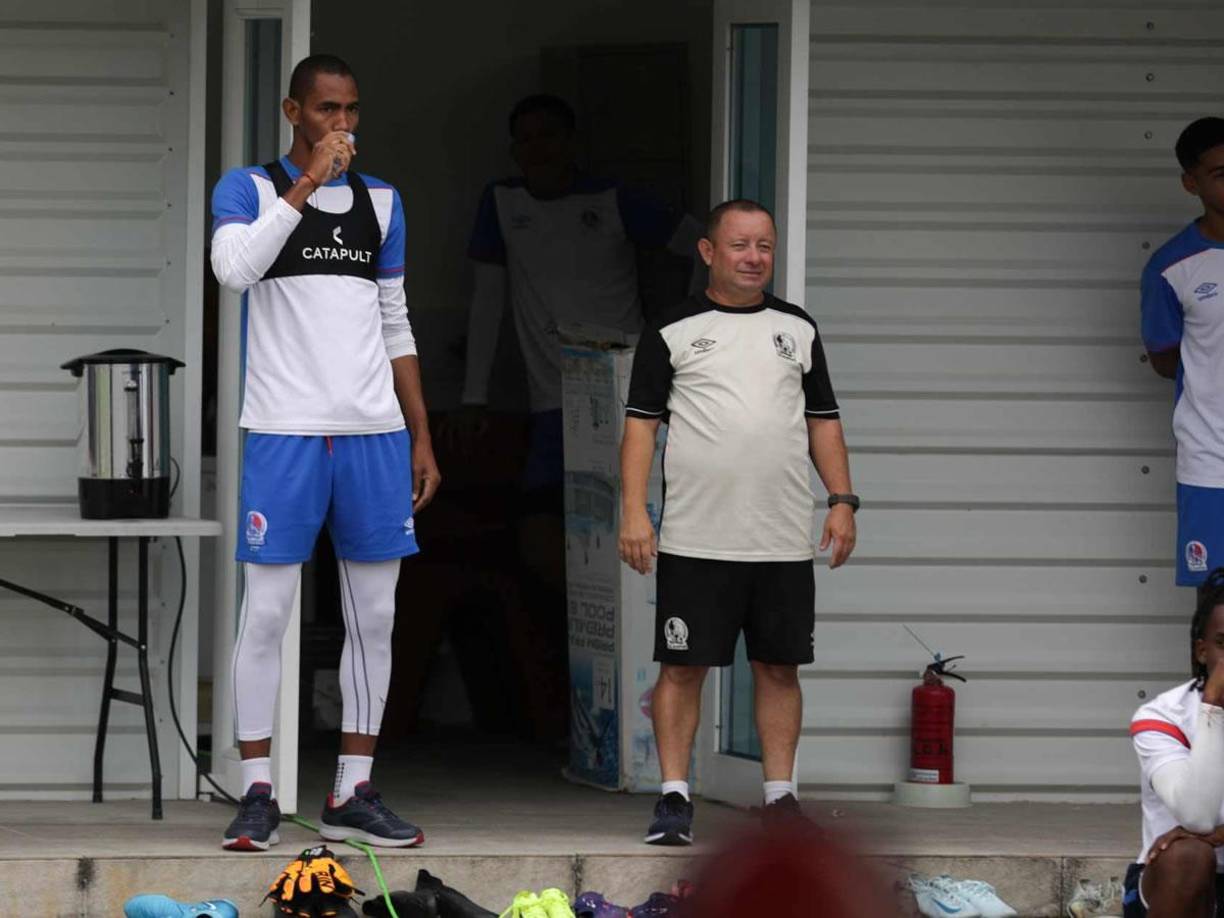 Jerry Bengtson estuvo presente en el primer día. El delantero espera superar el récord goleador del fútbol hondureño en este nuevo campeonato.