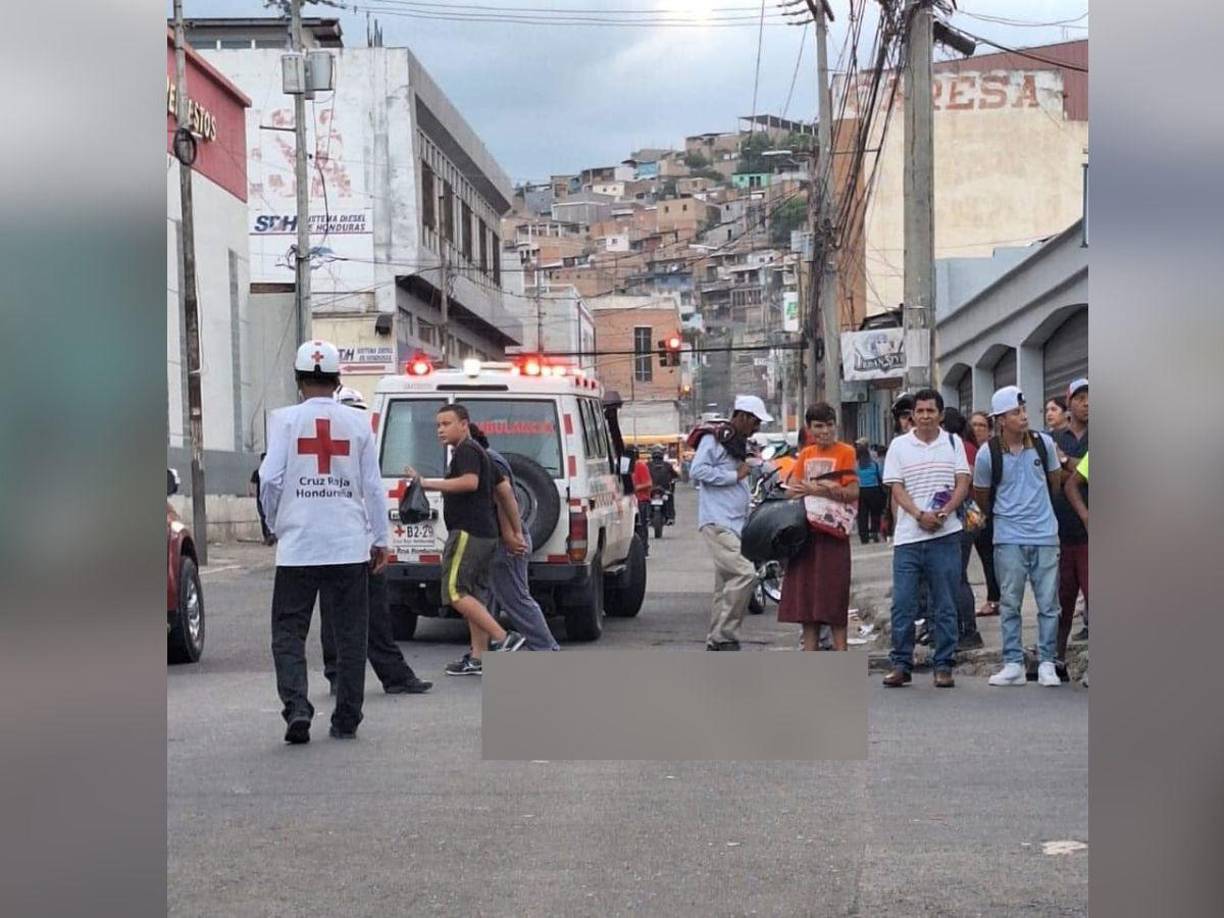 Los dos supuestos asaltantes quedaron tirados en la calle. A la escena llegaron agentes de la Policía Nacional para acordonar el lugar mientras los cuerpos eran levantados por Medicina Forense.