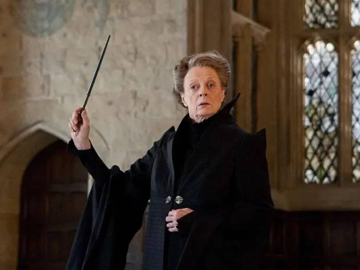 Dame Maggie Smith fue adorada en todo el mundo por su interpretación de la sensata profesora de Transformaciones, Minerva McGonagall.La actriz británica murió a los 89 años este 27 de septiembre de 2024, poniendo fin a su sensacional carrera tanto en el teatro como en la pantalla. Smith, que fue honrada con el título de dama en 1990, ganó dos veces el Óscar y también ganó varios premios Emmy por la serie “Downton Abbey”. Maggie murió el mismo día, pero un año depués, que su amigo en el cine y fuera de este, Michael Gambon, quien dio vida a Albus Dumbledore.