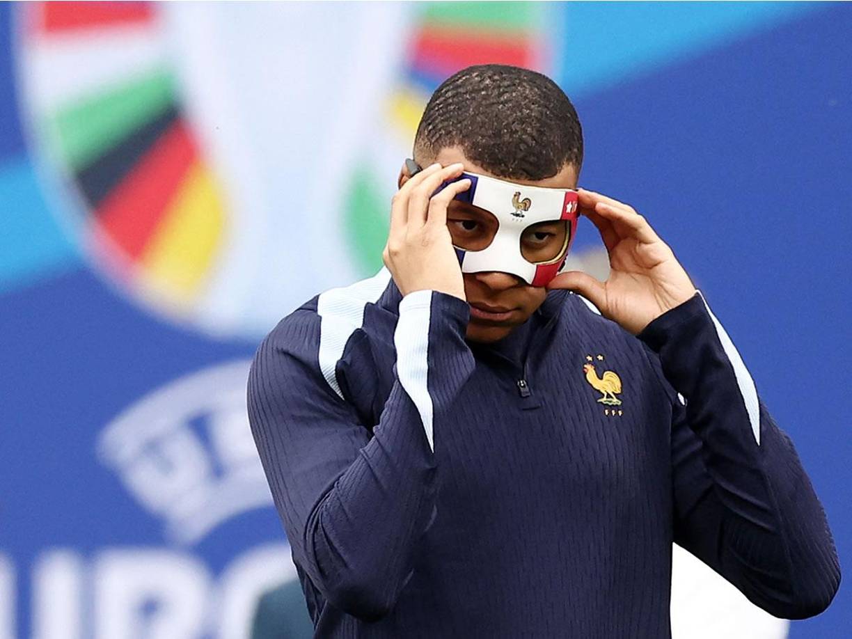 A Mbappé se le vio intentando ajustarse su máscara durante los primeros 15 minutos del entrenamiento, en que se permitió la presencia de los medios.