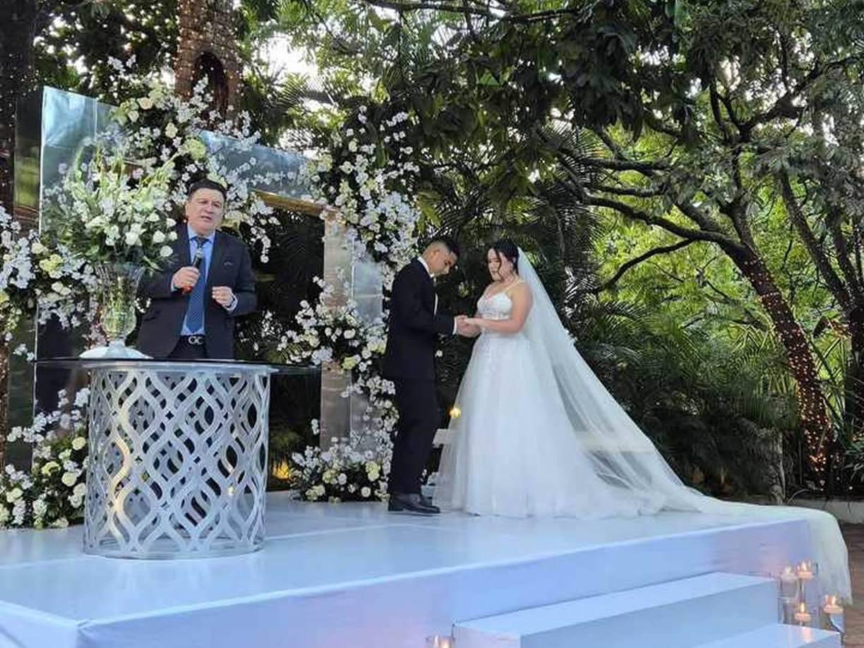 El preciso momento cuando Carlos Pineda le puso el anillo a Daniela Hernández en la boda.