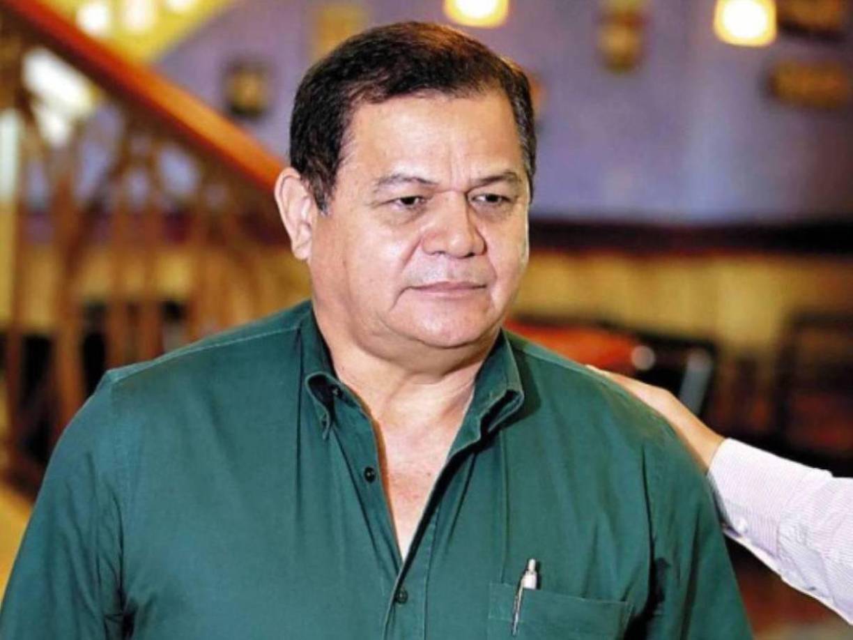 Romeo Vásquez Velásquez lee David y Goliat y la Biblia en su celda